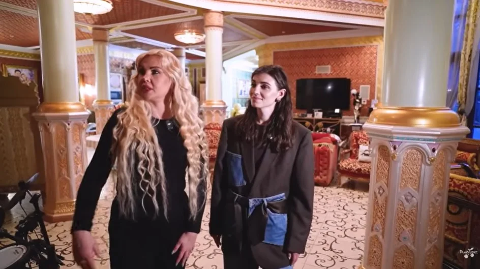 Кадр із відео/По хатах