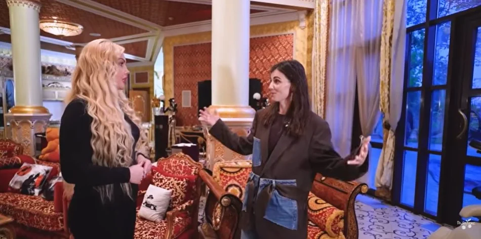 Кадр із відео/По хатах