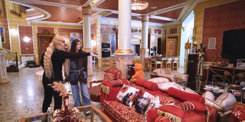 Кадр із відео/По хатах