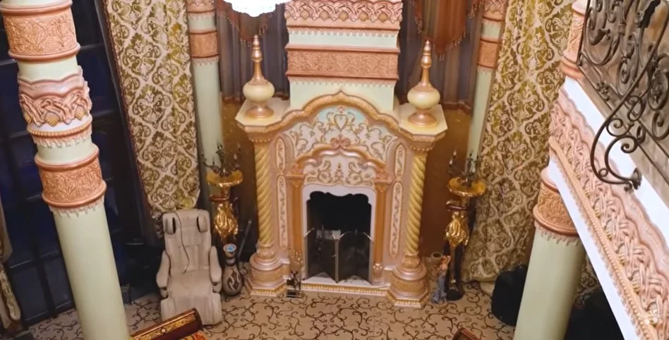 Кадр із відео/По хатах