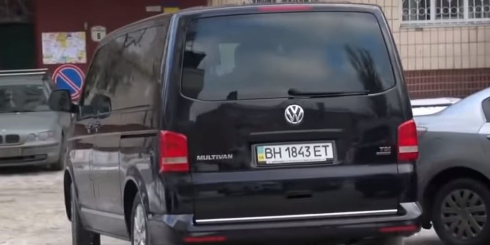 Мікроавтобус належить компанії Синтез Ойл (Фото: Скріншот з відео Схем)
