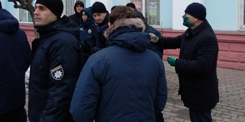 Александра Вилкула не впервые обливают зеленкой (Фото: Бердянск24)