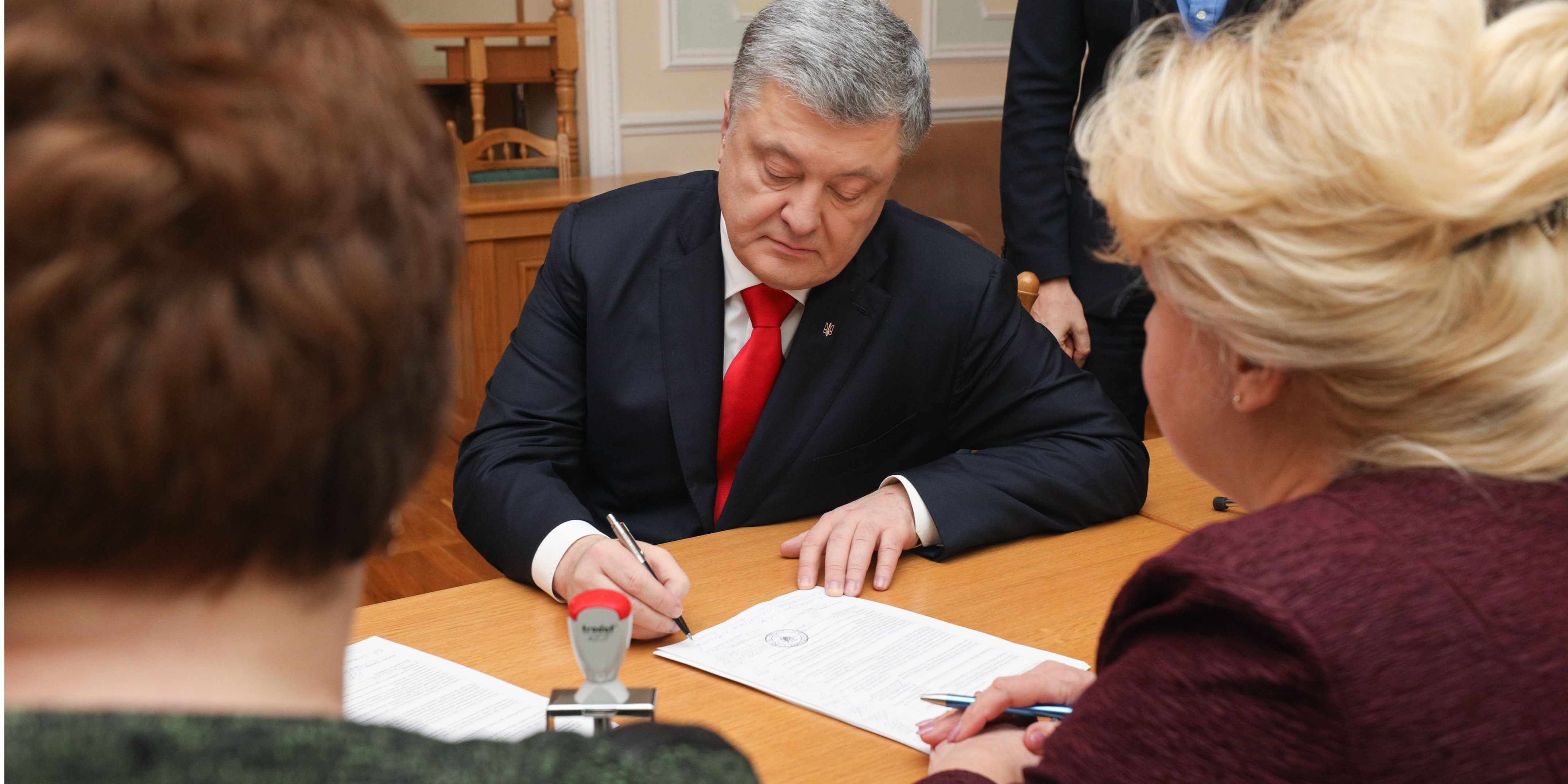Петр Порошенко подает документы в ЦИК (Фото: пресс-служба президента)
