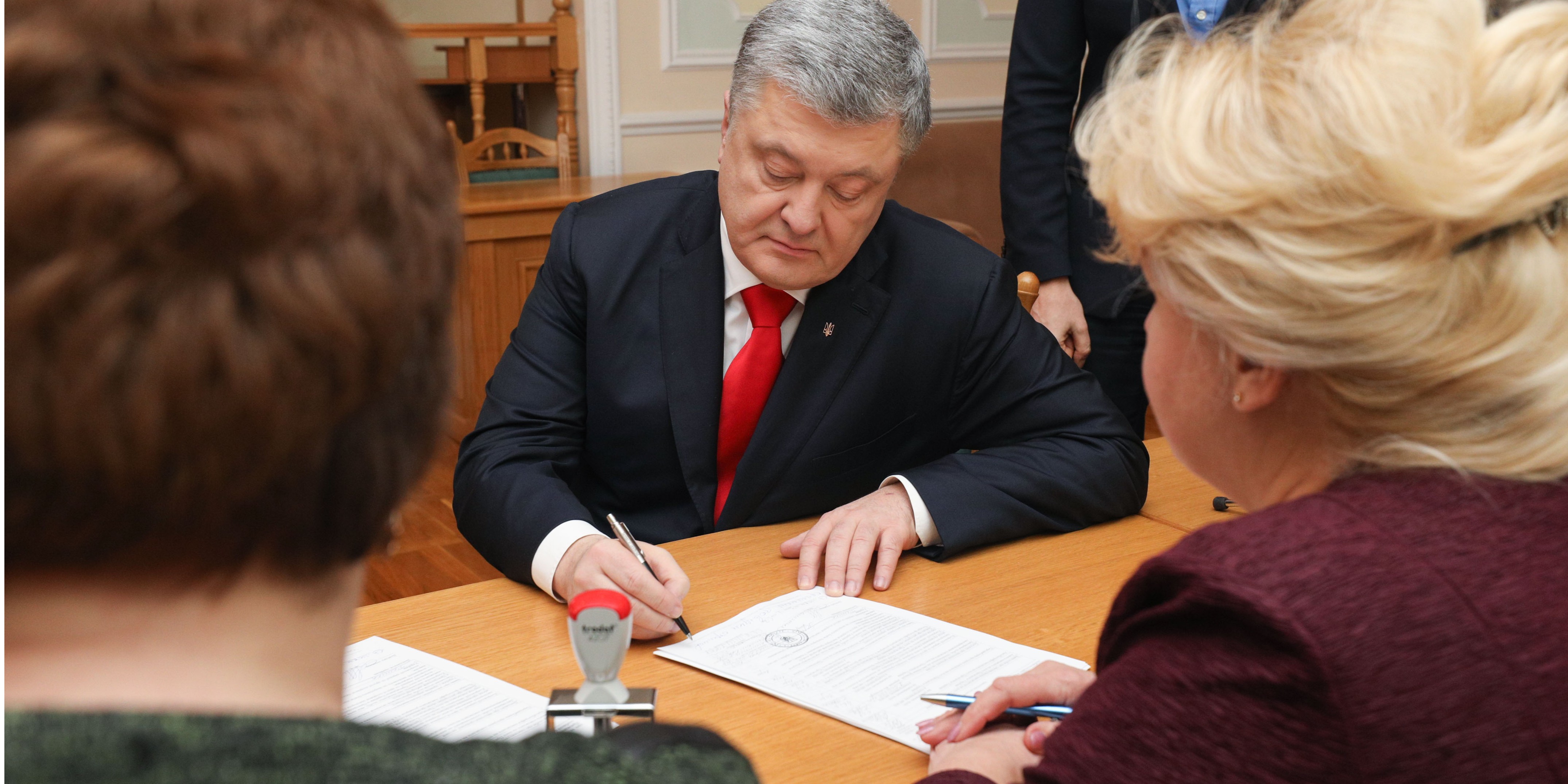 Петр Порошенко подає документи до ЦВК (Фото: прес-служба президента)