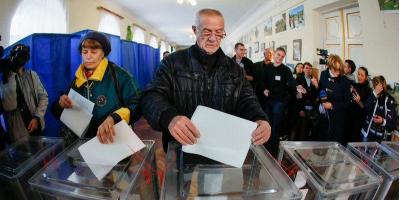 В президентских выборах готовы принять участие 81% опрошенных, в парламентских - 77% (Фото: EPA)