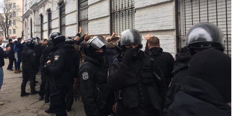 Спецназ и задержанные активисты у здания Подольского райуправления полиции в Киеве (Фото: Нацполиция)