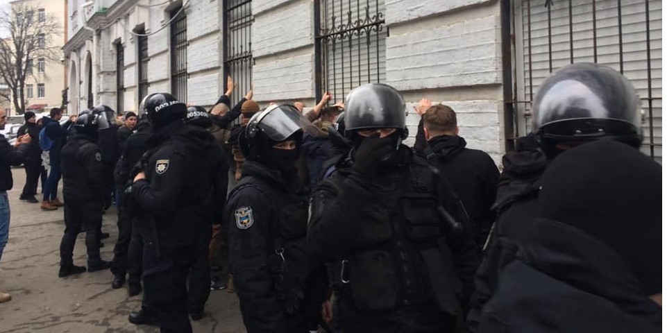 Спецназ та затримані активісти біля будівлі Подільського райуправління поліції в Києві (Фото: Нацполіція)
