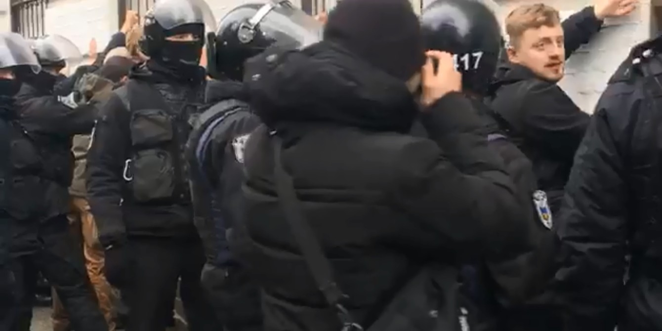 Затримання активістів біля Подільського райуправління поліції 9 лютого (Фото: Кадр відео Хто замовив Катю Гандзюк? via Facebook)