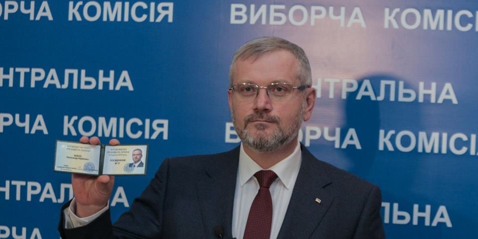 Вилкул демонстрирует удостоверение кандидата в президенты (Фото: Александр Вилкул via Facebook)