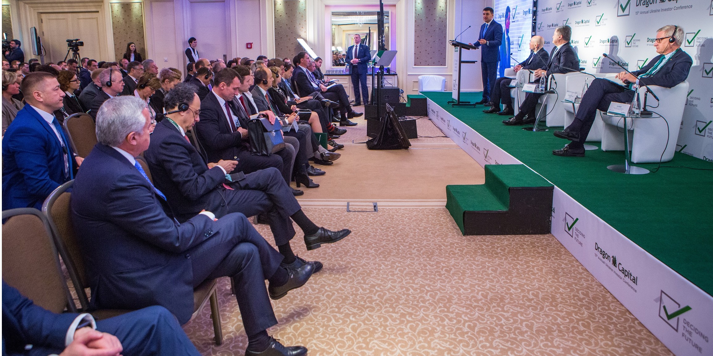 У кулуарах інвестиційної конференції Dragon Capital обговорювали ризики популізму (Фото: Наталя Кравчук / НВ)