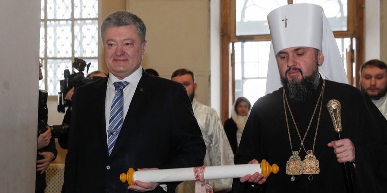 Петро Порошенко і митрополит Єпіфаній тримають томос (Фото: EPA)