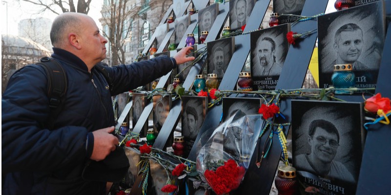 Сегодня по всей Украине прошли акции памяти жертв тех событий, панихиды и церемонии возложения цветов (Фото: EPA)