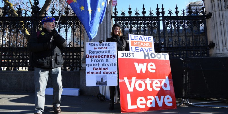 Противник і прихильниця Brexit біля британського парламенту в Лондоні, 28 січня 2019 року (Фото: EPA)