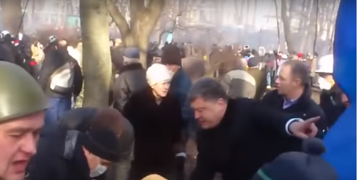 Петро Порошенко у Маріїнському парку, лютий 2014 року (Фото: Скріншот відео Алекс N/Youtube)