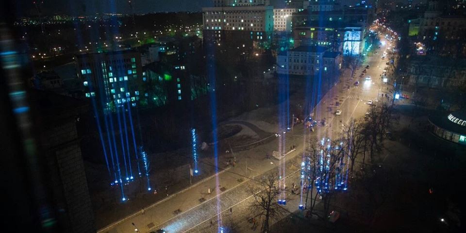 Прожектори включили в пам'ять про загиблих під час подій 18-20 лютого 2014 року (Фото: Київська перепічка / Facebook)