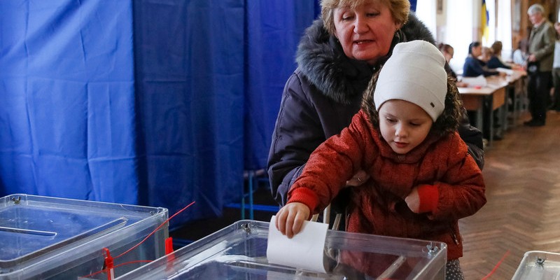 Следователи открыли уголовное производство по ч. 2 ст. 160 УК (Фото: EPA)