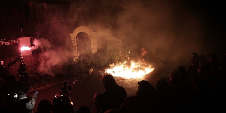 Участники акции подожгли сувенирные деньги (Фото: Национальный Корпус / Facebook)