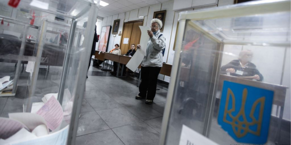 Чимала кількість людей все ще отримують інформацію лише через агітацію (Фото: Радіо Свобода)