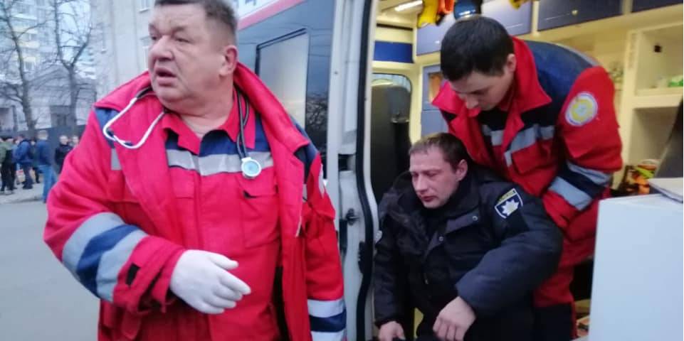 Медики надають допомогу одному з поліцейських у Черкасах (Фото: Нацполіція)