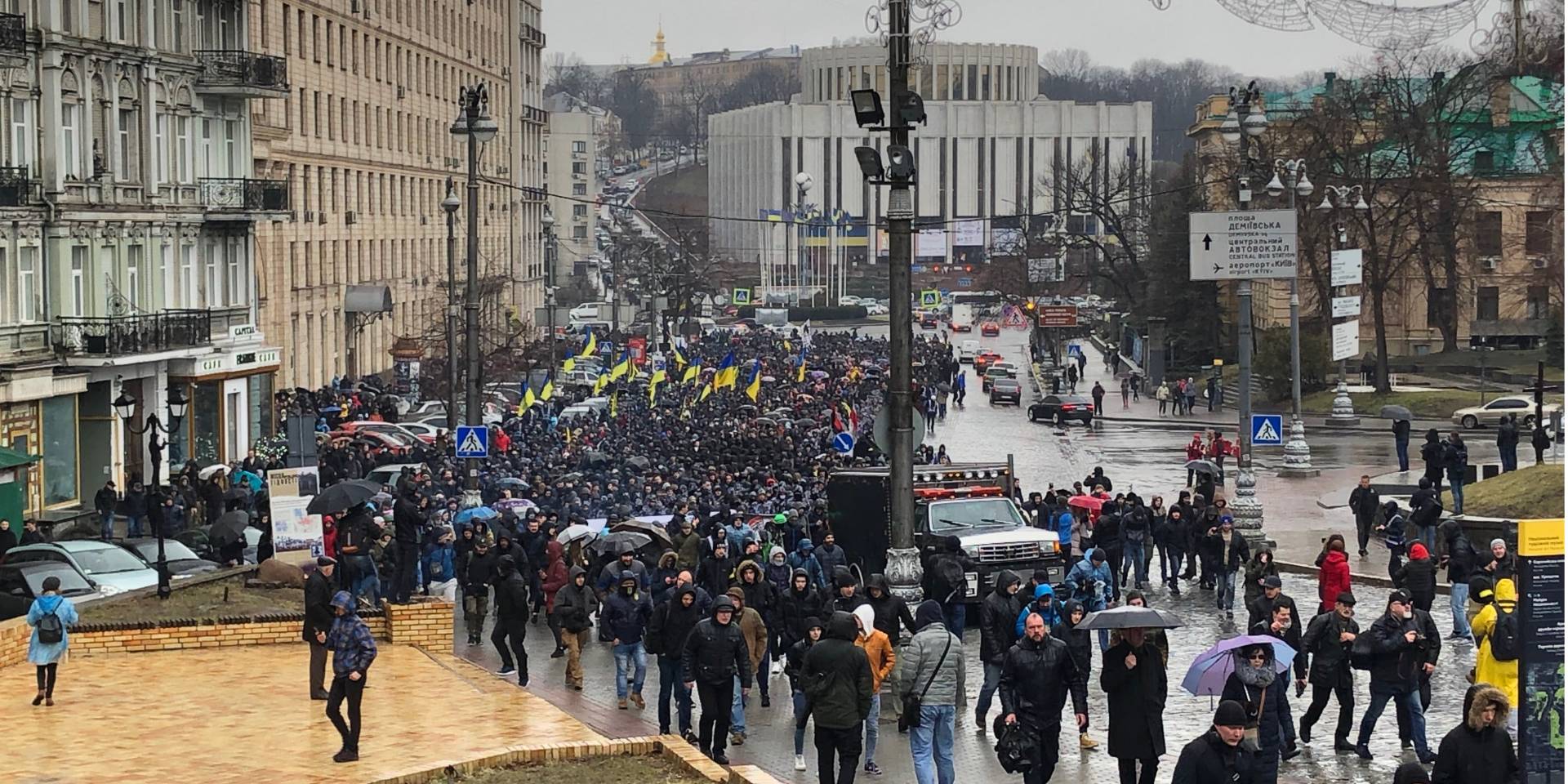 Учасники акції протесту прийшли до АП з плюшевими свинями (Фото: НВ / Іван Верстюк)
