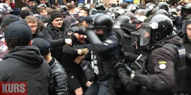 Активисты Нацдружин подрались с полицией (Фото: Курс)