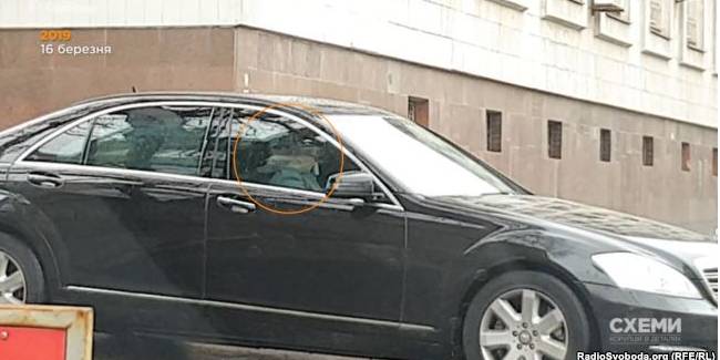 В одном из авто, которые выезжали со двора МВД, журналисты заметили Юлию Тимошенко (Фото: Радио Свобода)