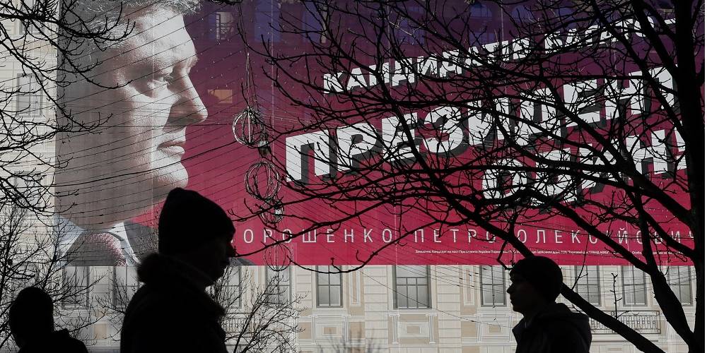 Сюжет 1+1 появился за неделю до президентских выборов, Порошенко в нем представлен подчеркнуто негативно (Фото: REUTERS / Valentyn Ogirenko)