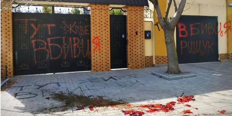 Біля будинку херсонського чиновника влаштували акцію (Фото: Гривня)