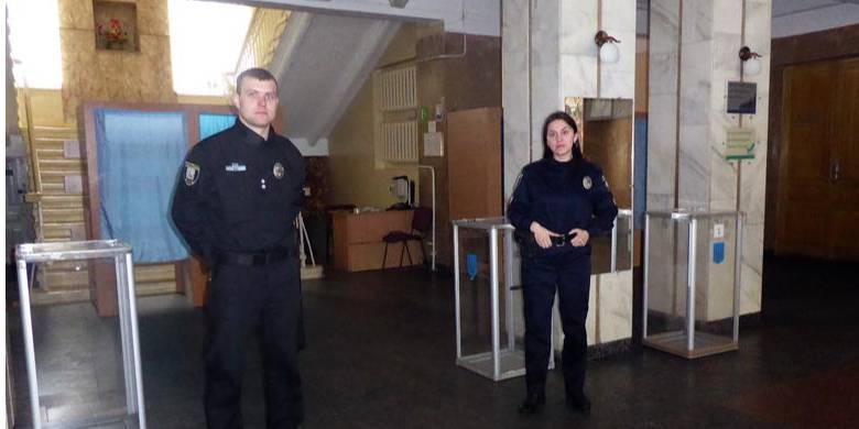 Полиция взяла избирательные участки под охрану (Фото: НПУ)