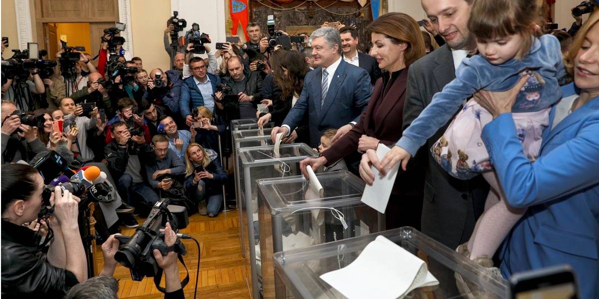 Порошенко голосовал вместе с женой Мариной, детьми и внуками (Фото: Петр Порошенко / Twitter)