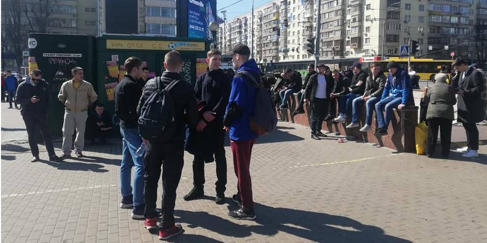 Десятки молодих людей знаходяться на площі біля ЦВК (Фото: Інна Поляк/Facebook)