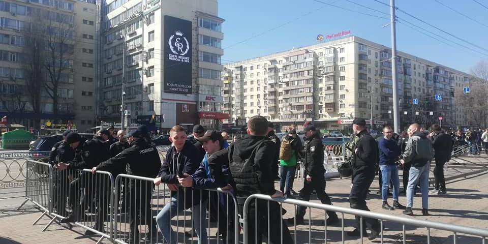 Десятки молодых людей находятся на площади возле ЦИК (Фото: Инна Поляк / Facebook)