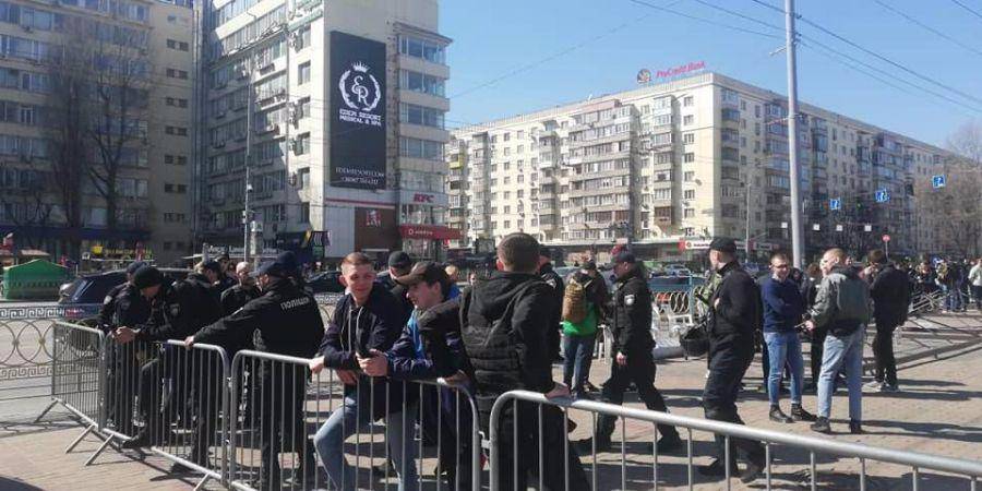 В ЦИК заявили, что работают в штатном режиме, несмотря на присутствие молодых людей под зданием комиссии (Фото: Инна Поляк/Facebook)