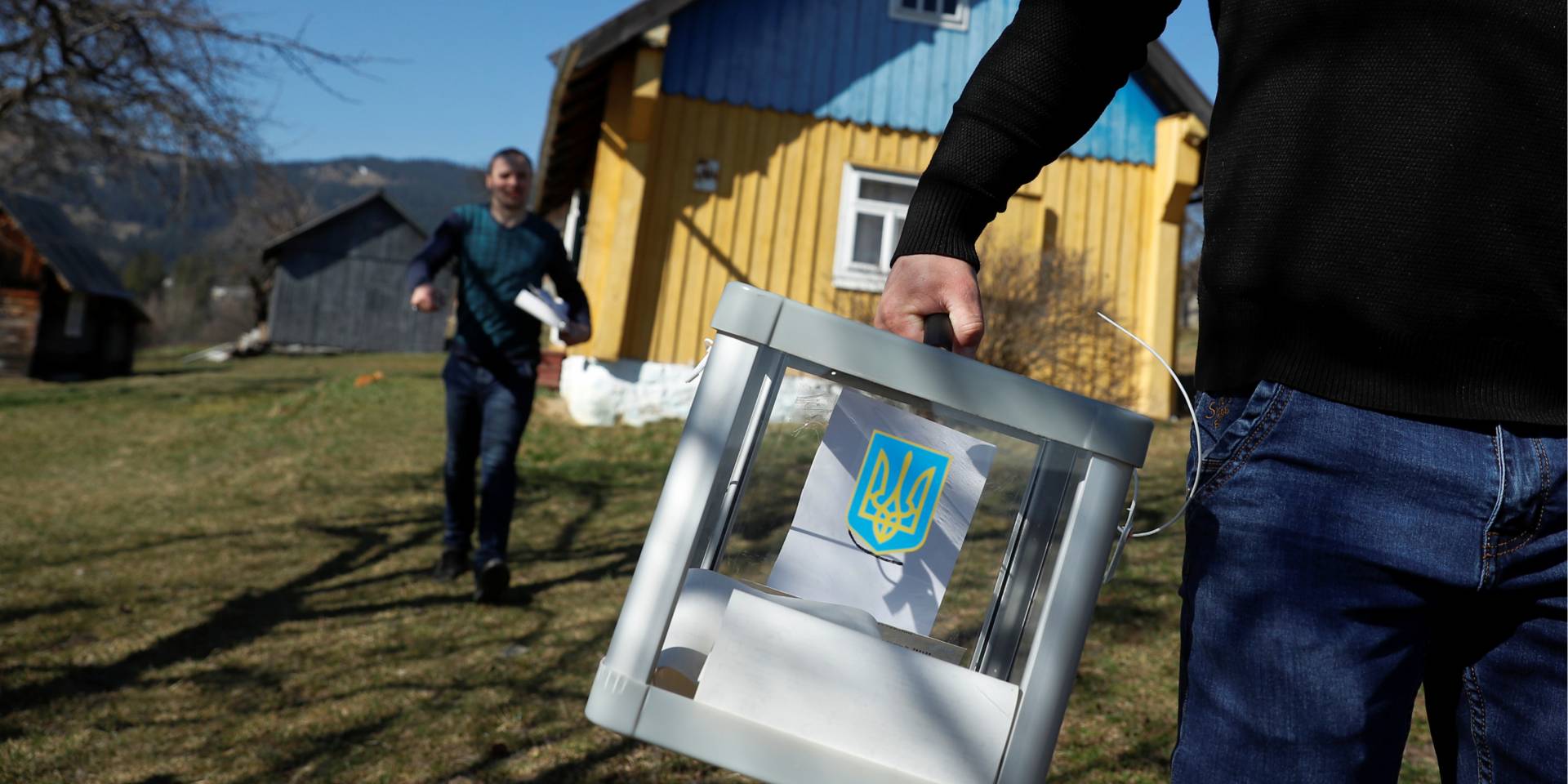 Наблюдатели Зекоманды фиксируют нарушения на местах (Фото: REUTERS / Kacper Pempel)