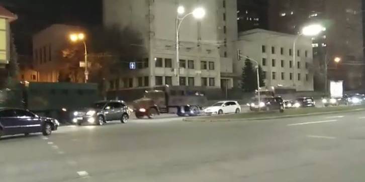 Возле ЦИК проехала колонна Нацгвардии (Фото: скрин видео Честно)