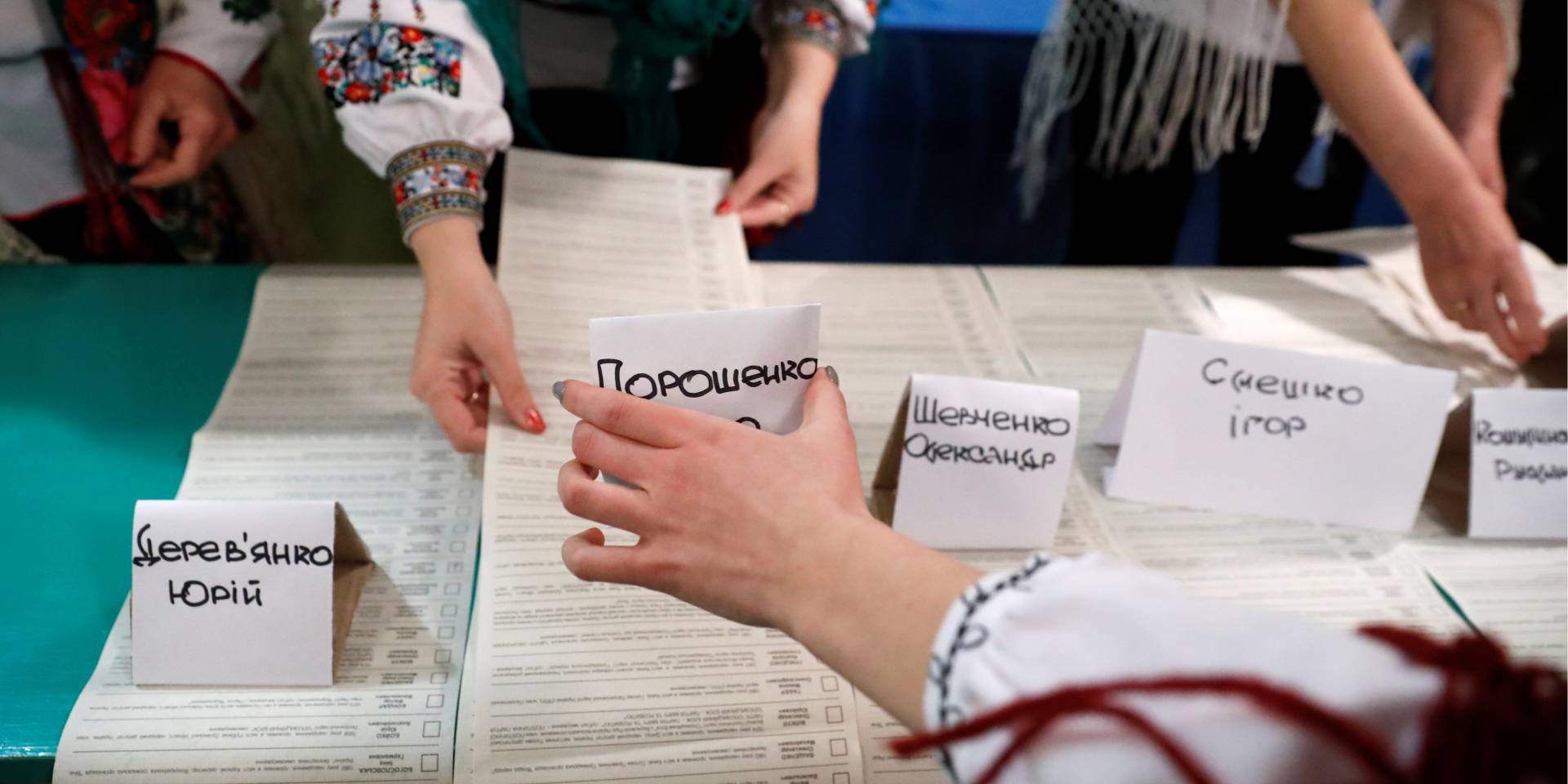 Порошенко переміг в двох областях, Зеленський - в 19 і Києві (Фото: REUTERS / Kacper Pempel)