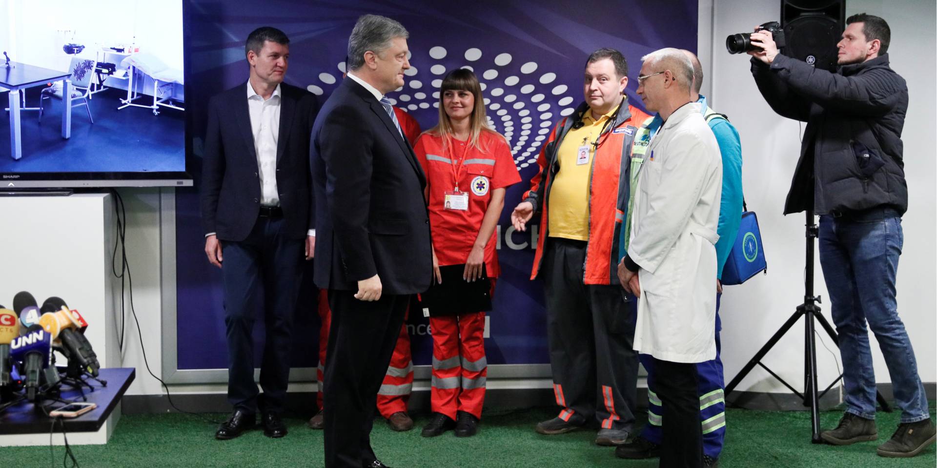 Порошенко здає аналізи на НСК Олімпійському (Фото: REUTERS/Gleb Garanich)