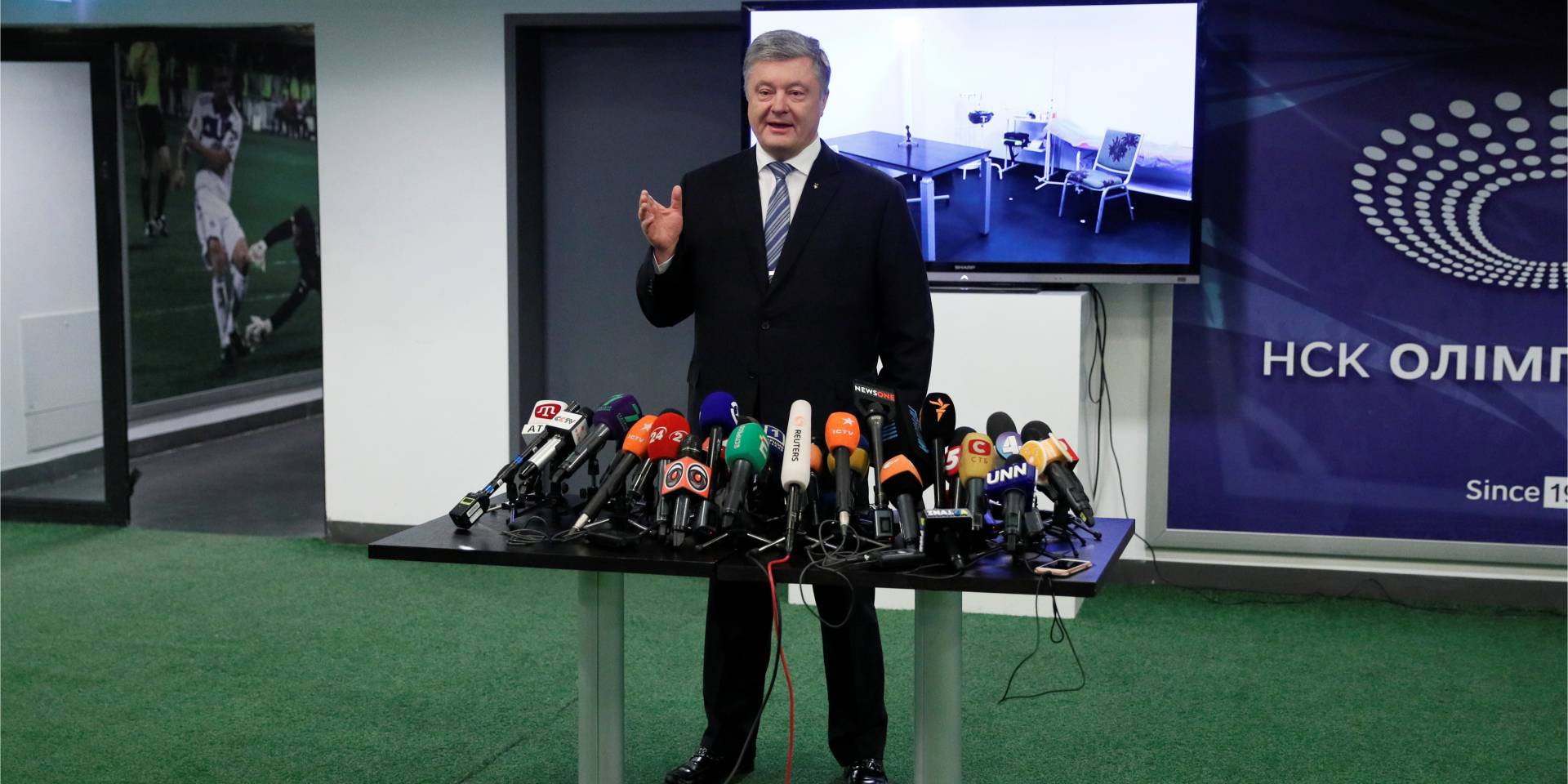 Порошенко, який прибув на НСК Олімпійський здавати аналізи, виступає перед журналістами (Фото: REUTERS / Gleb Garanich)