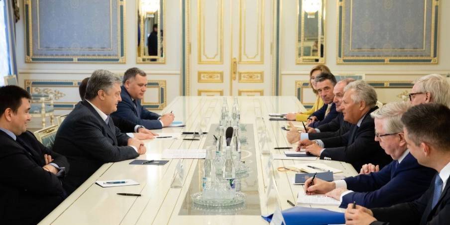 Зустріч з членами правління Ялтинської європейської стратегії (Фото: Петро Порошенко/Twitter)