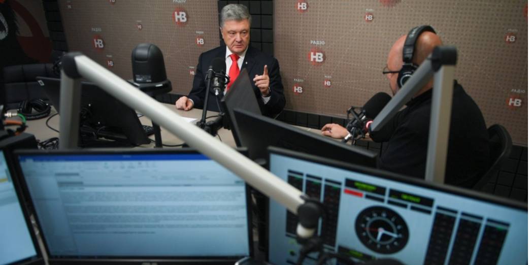 Петр Порошенко дает интервью Радио НВ (Фото: пресс-служба президента)