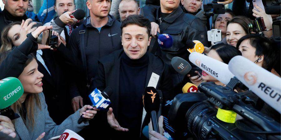 Штаб Зеленського пропонує організувати телеміст з Порошенком (Фото: REUTERS / Valentyn Ogirenko)