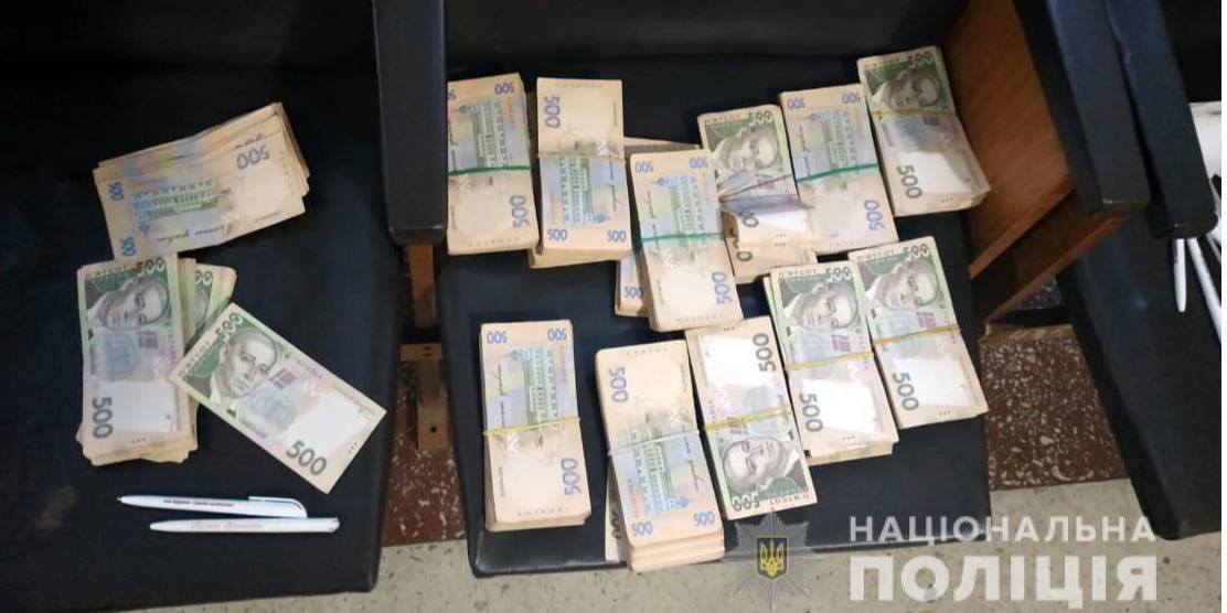 Правоохоронці вилучили понад 700 тисяч гривень (Фото: Прес-служба поліції)
