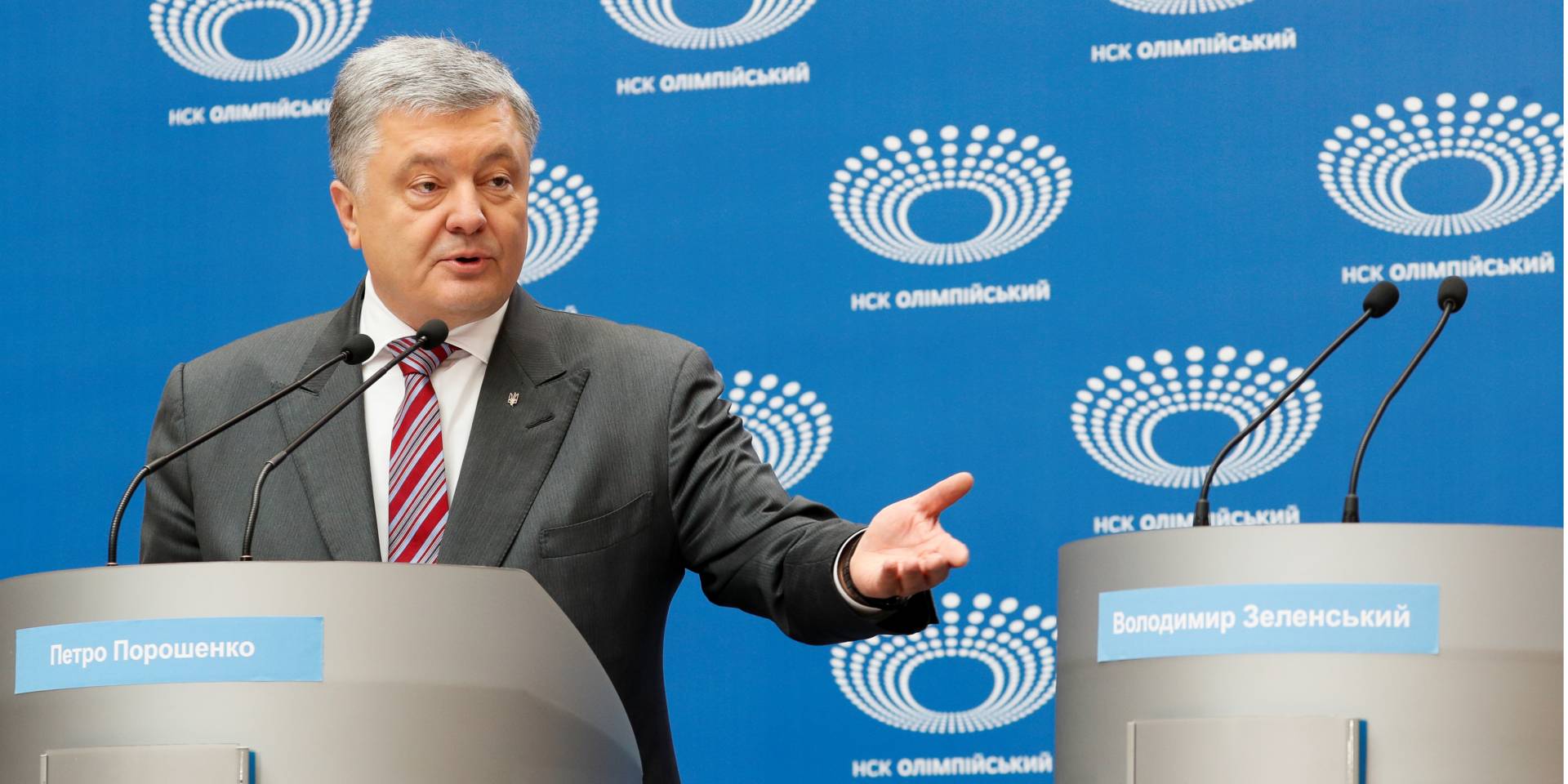 Порошенко отвечает на вопросы журналистов на сцене для дебатов в одном из помещений НСК Олимпийский (Фото: REUTERS / Valentyn Ogirenko)