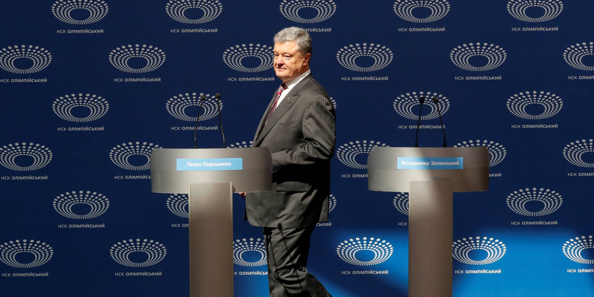 Порошенко на НСК Олимпийский (Фото: REUTERS/Valentyn Ogirenko)