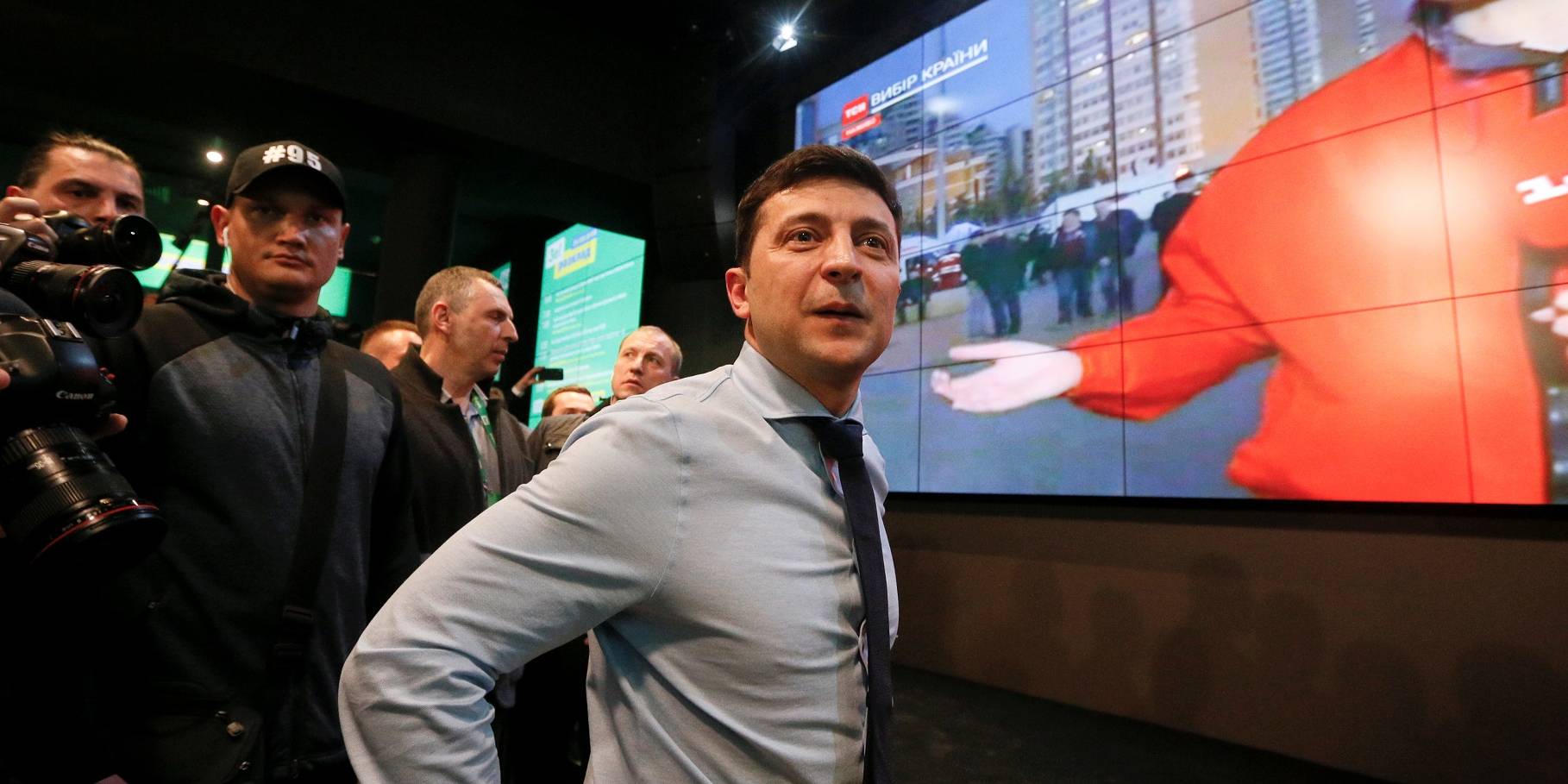 Владимир Зеленский смотрел выступление Порошенко (Фото: REUTERS/Valentyn Ogirenko)