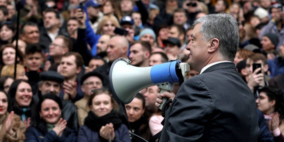 Петр Порошенко на стадионе во время выступления 14 апреля (Фото: poroshenko / Twitter)