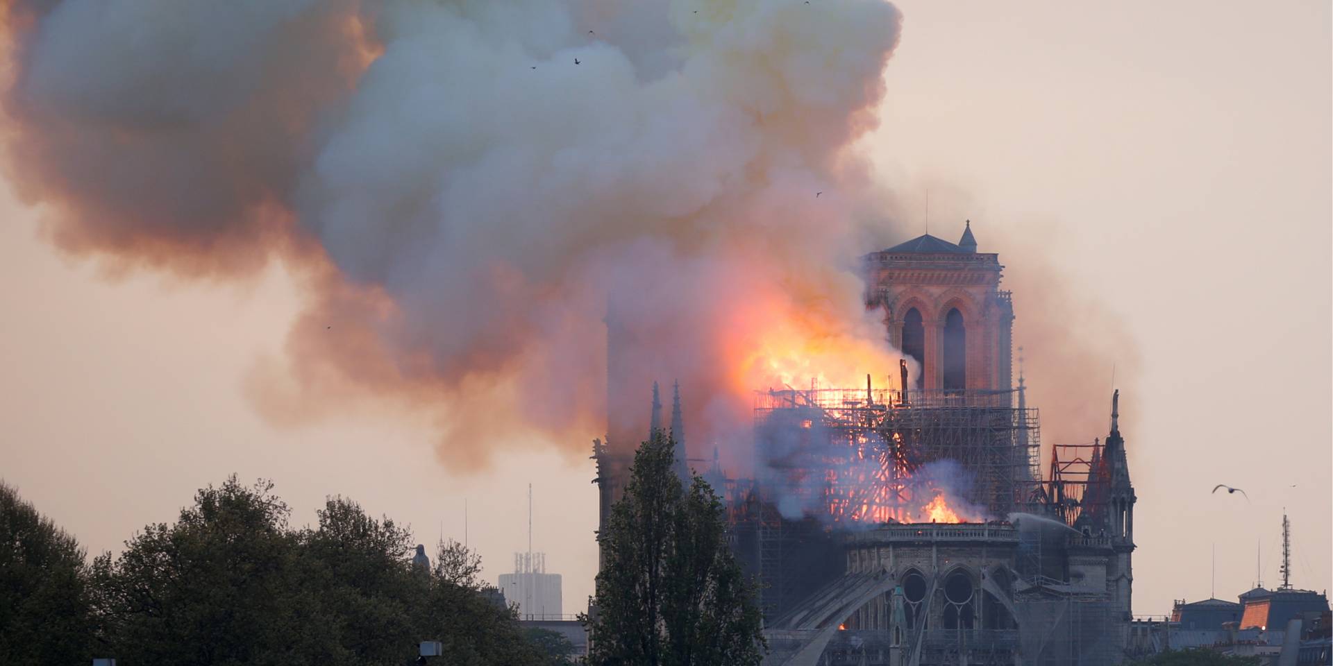 Дах будівлі охоплено вогнем (Фото: REUTERS/Charles Platiau)
