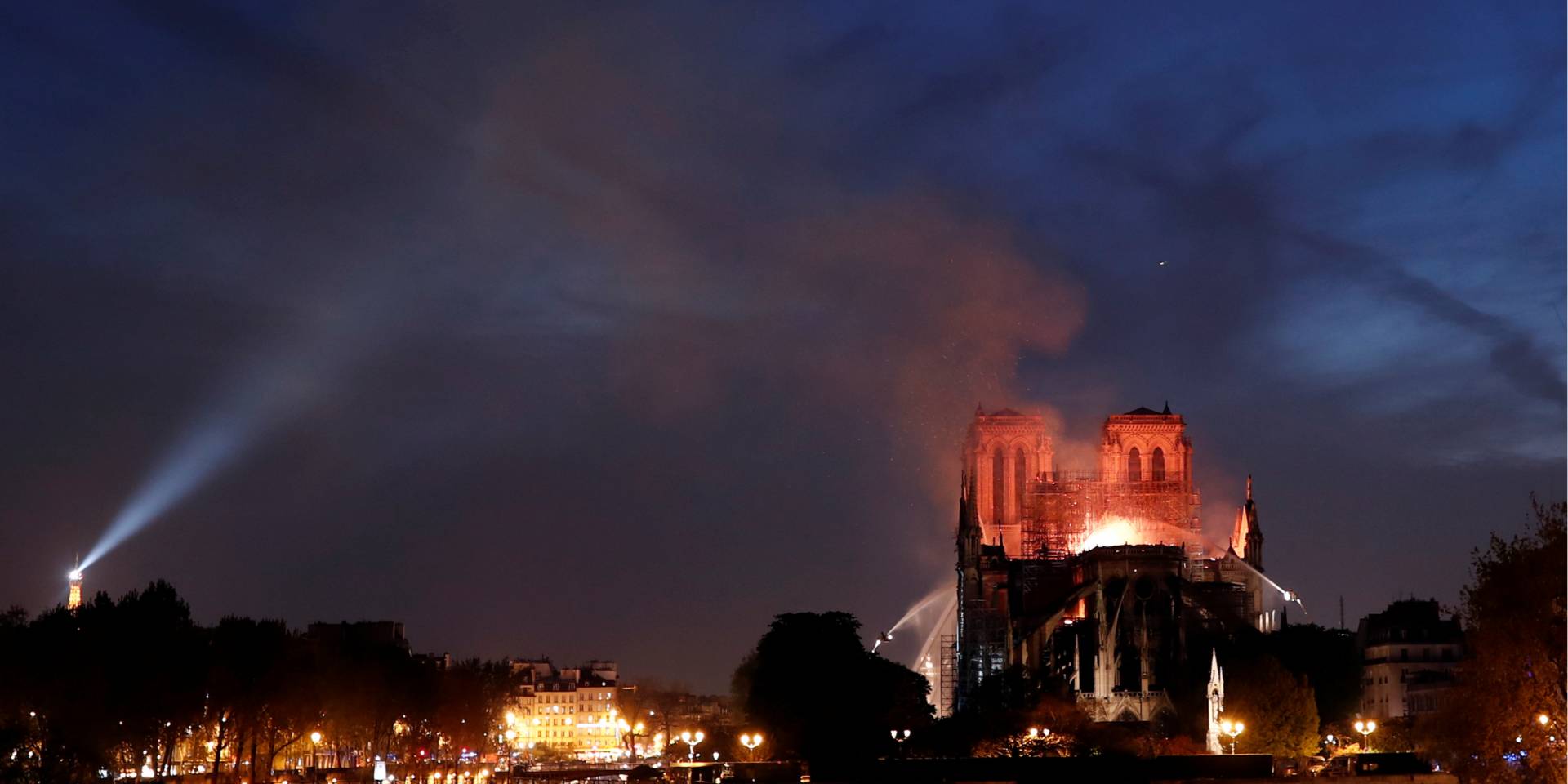 В соборе Парижской Богоматери произошел пожар (Фото: REUTERS/Benoit Tessier)