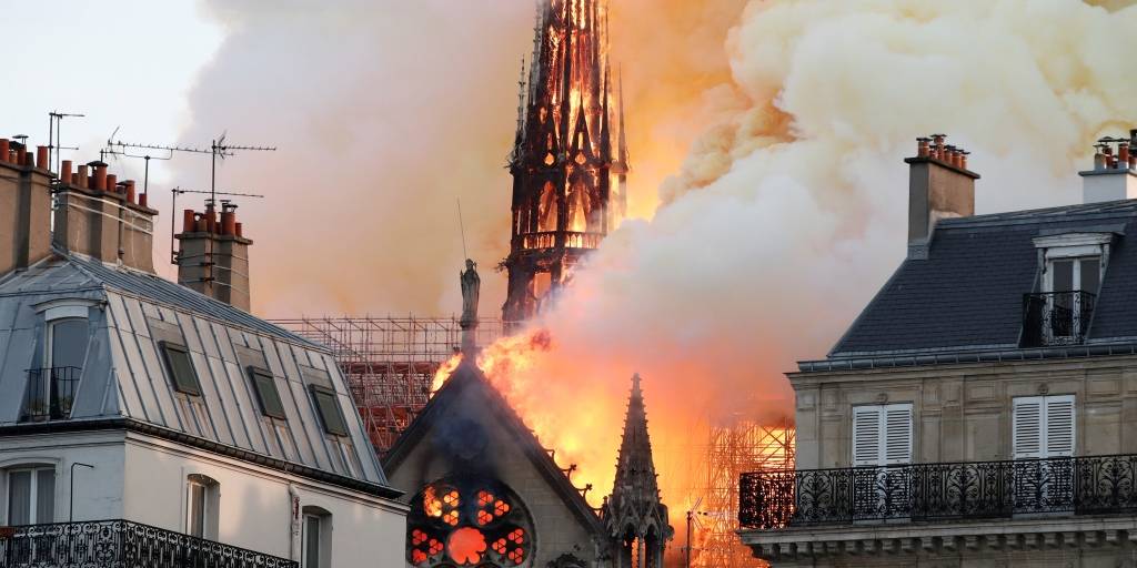 Дах собору охопив вогонь (Фото: REUTERS / Benoit Tessier)