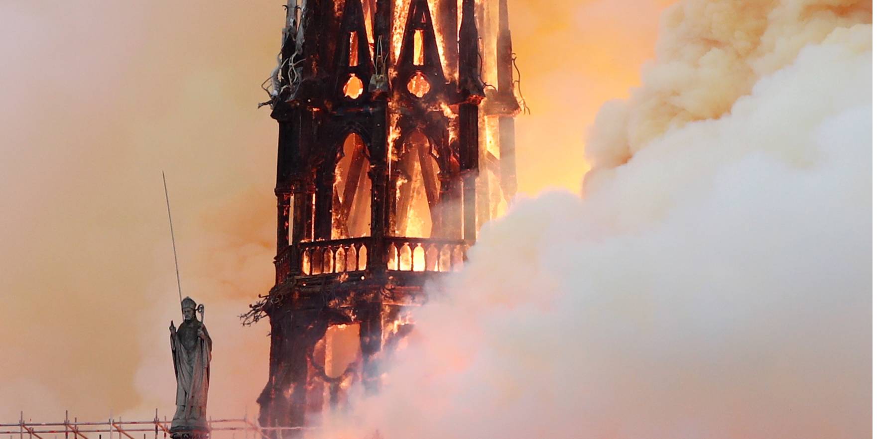 У знаменитому соборі сталася пожежа (Фото: REUTERS/Benoit Tessier)
